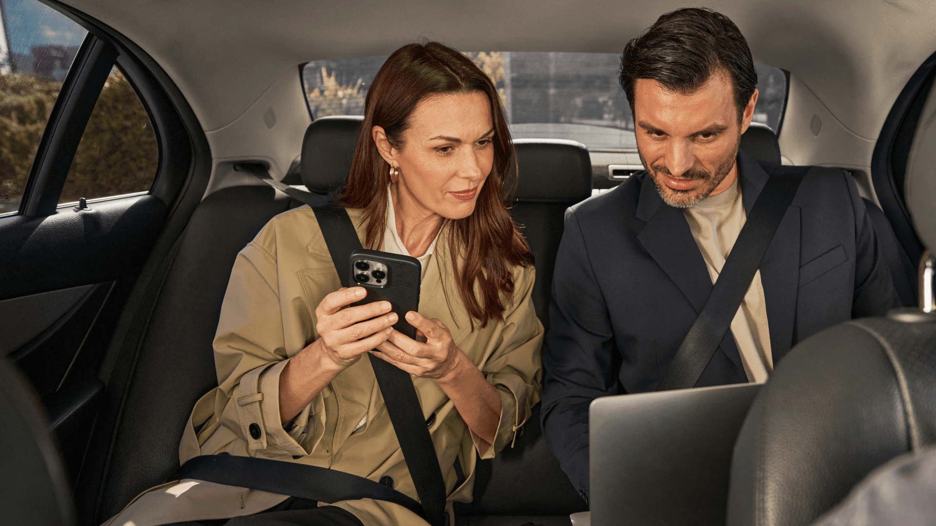 Frau im Taxi auf Geschäftsreise am arbeiten