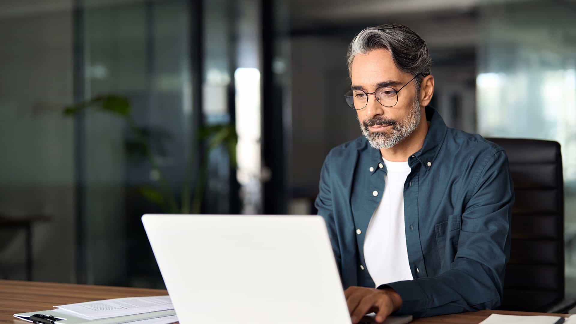 Person reading FREENOW for business blog