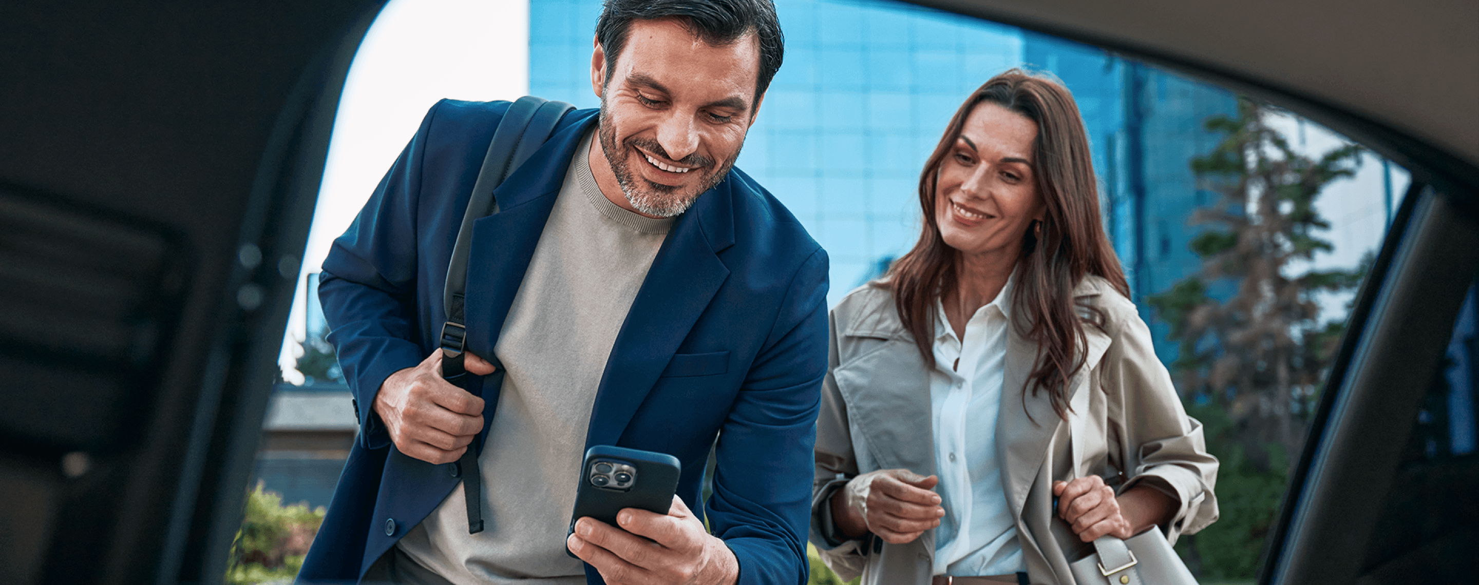 2 employés en train de travailler dans le taxi en route pour un voyage d'affaires